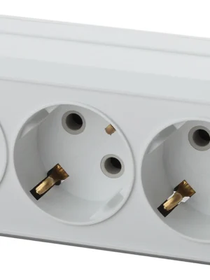 Розетка 3х2Р QUADRO белый 2-205-01
