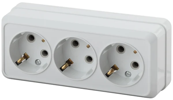 Розетка 3х2Р QUADRO белый 2-205-01